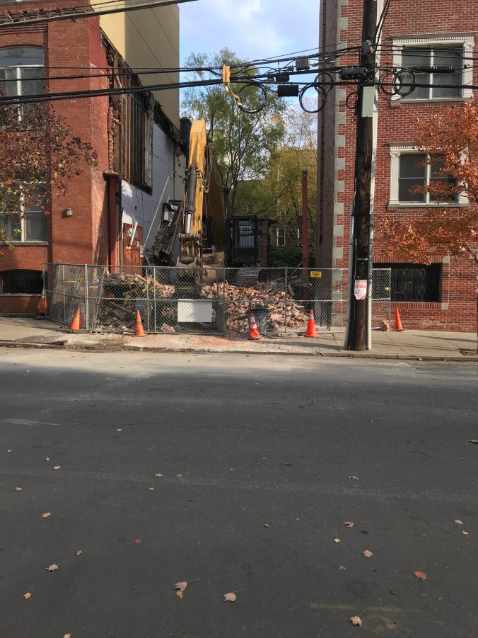 Suddenly Mad- Alzheimer_s Planet - the house (now construction site) where Susan Guber lived with husband Stuart and their daughter Jordan and son. To the left is where Adam Simon and